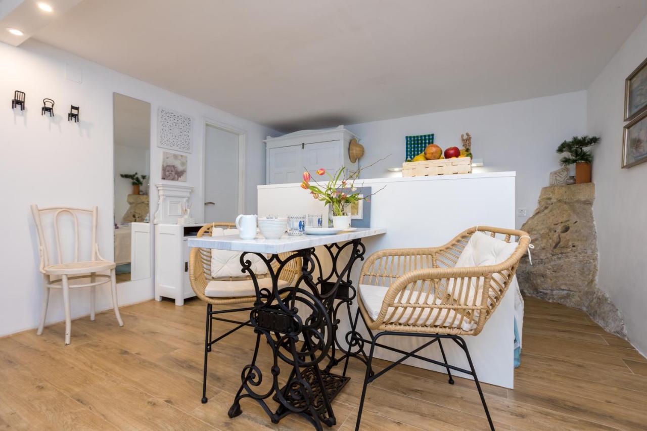 Charming Studio Apartment At House Rustica With Terrace And Nearby Parking 푸나트 외부 사진