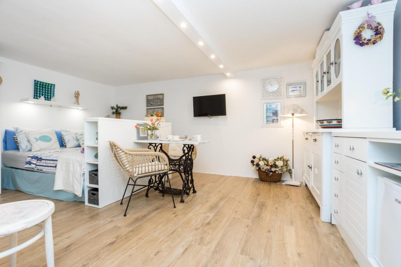 Charming Studio Apartment At House Rustica With Terrace And Nearby Parking 푸나트 외부 사진