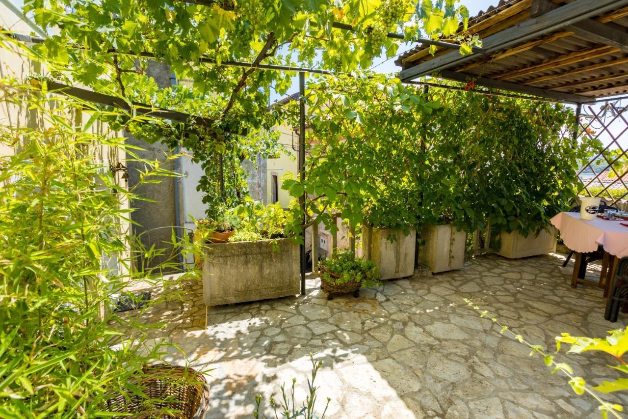 Charming Studio Apartment At House Rustica With Terrace And Nearby Parking 푸나트 외부 사진